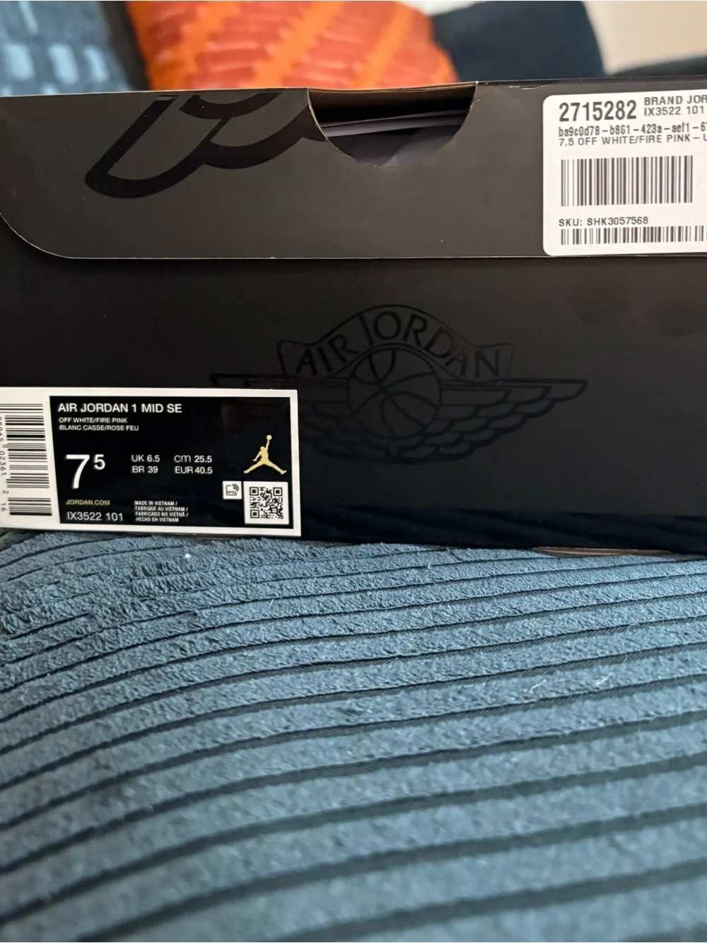 NWT AJ1 mids (wmns 9/ mns 7.5)